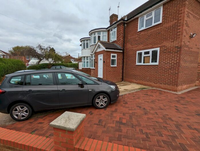 6 Bedroom Detached House To Rent In Windermere Road, Reading, RG2