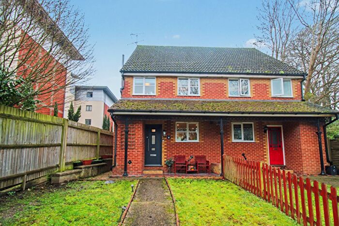 4 Bedroom Semi-Detached House For Sale In Union Street, Farnborough, GU14