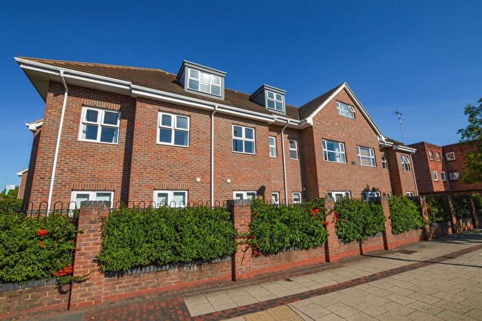 2 Bedroom Flat For Sale In Alexander Road, London Colney, AL2