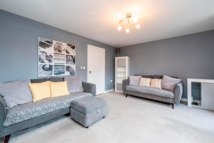 3 Bedroom End Of Terrace House For Sale In Whinfell Close, Leyland, PR25 - Photo 5