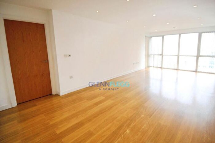 2 Bedroom Flat To Rent In Railway Terrace, Slough, Berkshire, SL2
