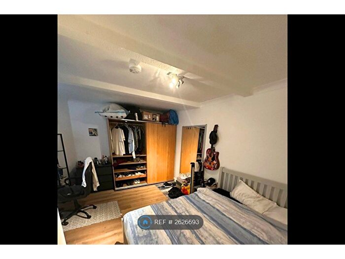 3 Bedroom Flat To Rent In New Park Road, London, SW2