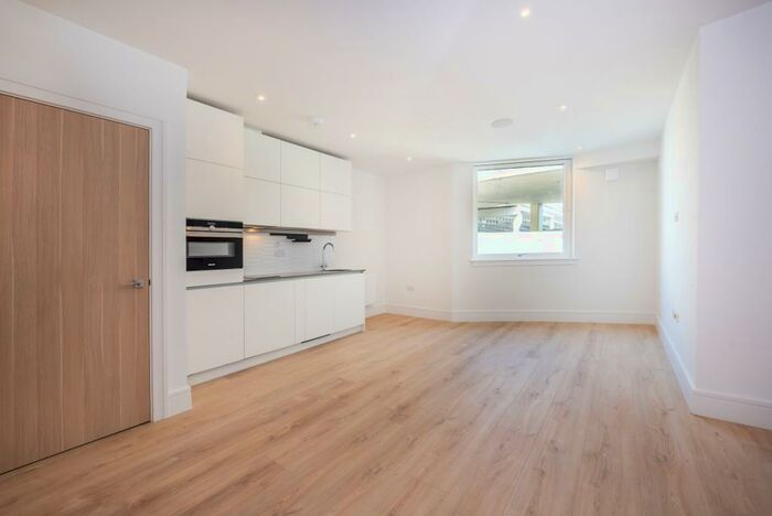 Flat To Rent In Princess Way Redhill, RH1