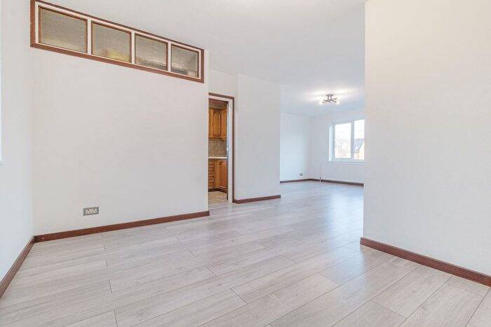 2 Bedroom Flat To Rent In Bridge Lane, London, NW11