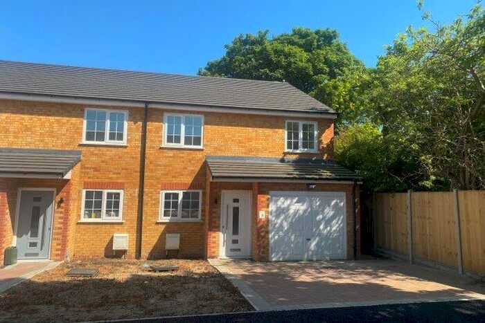4 Bedroom Semi-Detached House To Rent In Wingate Road, Luton, LU4