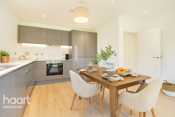 4 Bedroom Semi Detached House For Sale In Chapelgate Mews, Basildon, SS15