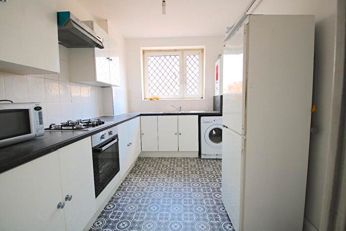 4 Bedroom Flat To Rent In Colebert Avenue, London, E1