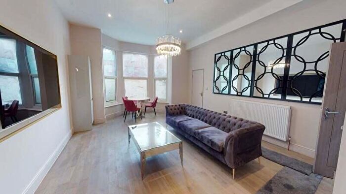 2 Bedroom Flat To Rent In Kensington Terrace, Hyde Park, Leeds, LS6