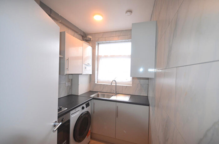 3 Bedroom Flat To Rent In Eastern Avenue, Ilford, IG4