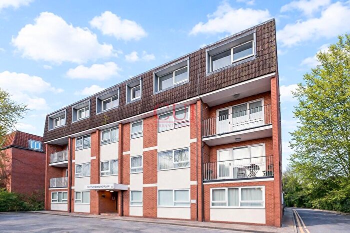 2 Bedroom Apartment For Sale In Ballards Lane, London, N3