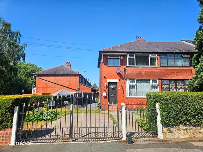 3 Bedroom End Of Terrace House For Sale In Broadway Close, Urmston, M41
