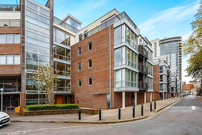 2 Bedroom Flat To Rent In Bonfire Corner, Portsmouth, PO1