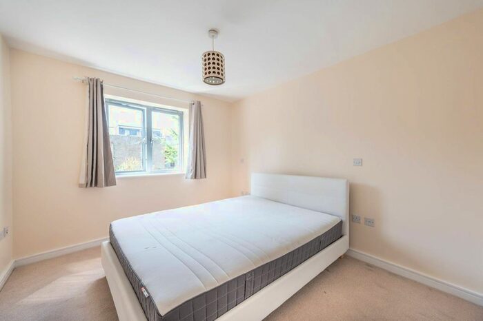 2 Bedroom Flat To Rent In Uxbridge Road, Acton, London, W3