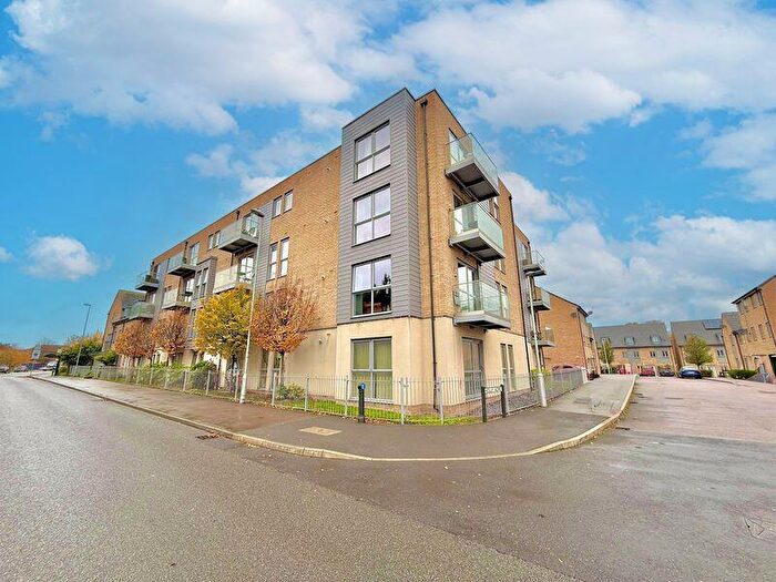 2 Bedroom Flat For Sale In Holly Acre, Dunstable, LU5