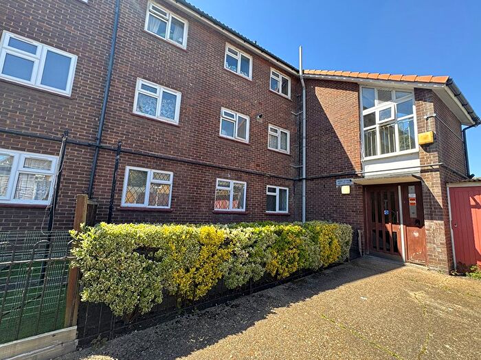 2 Bedroom Flat For Sale In Anne Street, Plaistow, London, E13