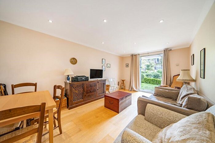 1 Bedroom Flat For Sale In Brompton Park Crescent, Fulham, London, SW6