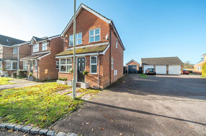 3 Bedroom Link Detached House For Sale In Century Drive, Spencers Wood, Reading, RG7