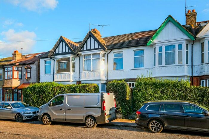 2 Bedroom Flat To Rent In Maybank Road, London, E18