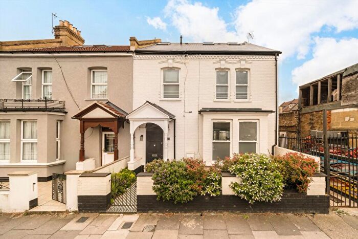 3 Bedroom Flat To Rent In Glenparke Road, Forest Gate, E7