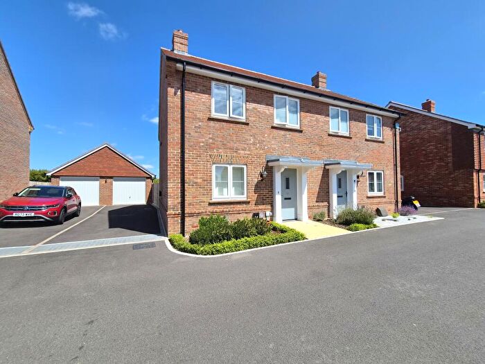3 Bedroom Semi-Detached House To Rent In Horatio Gardens, Warsash, SO31