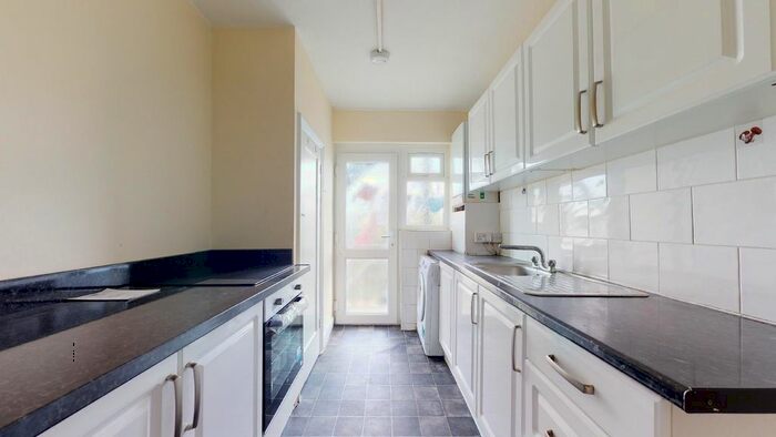 2 Bedroom Flat To Rent In Wendover Court, Western Avenue, Acton, W3