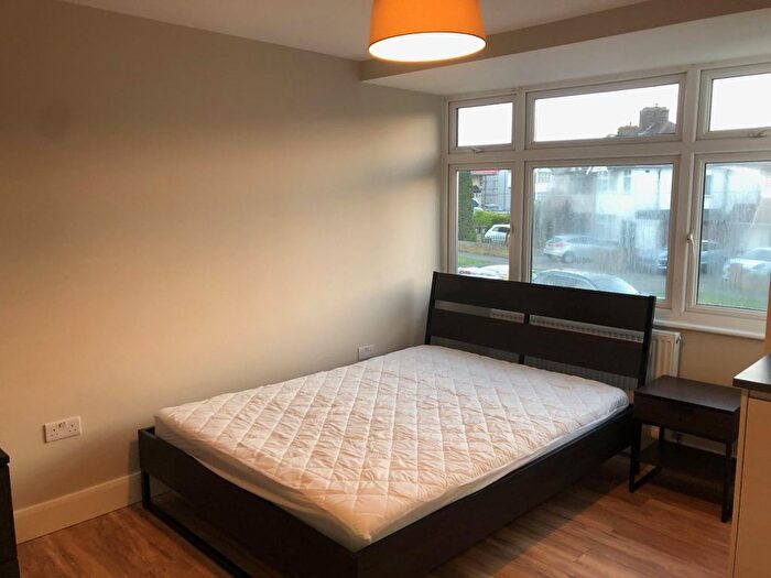 Studio To Rent In Auckland Road, Potters Bar, Hertfordshire, EN6