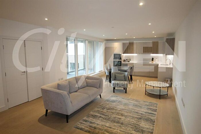 3 Bedroom Flat To Rent In The Avenue, London, NW6