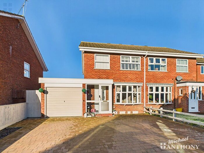 3 Bedroom Semi-Detached House For Sale In Ashford Close, Aylesbury, HP21