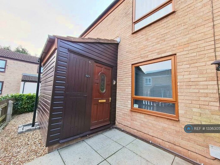 3 Bedroom Semi-Detached House To Rent In Hayle Court, Scunthorpe, DN17