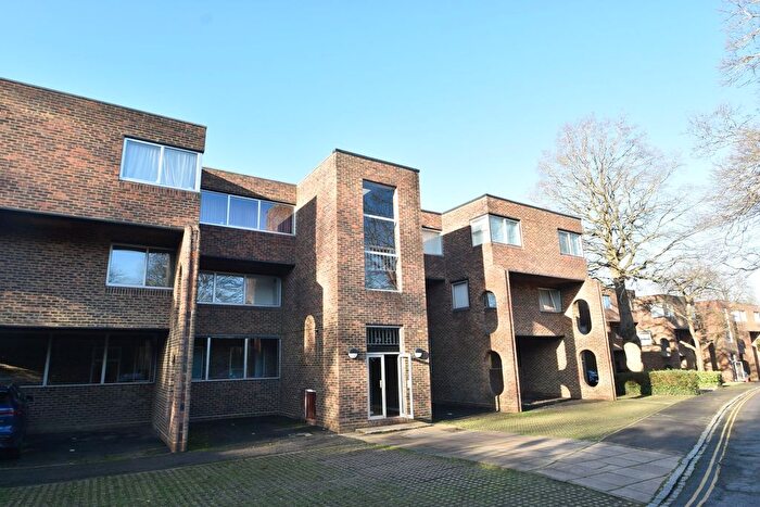 2 Bedroom Flat For Sale In Stroudwater Park, Weybridge, KT13