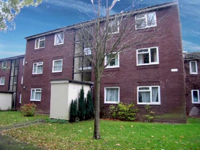 2 Bedroom Flat To Rent In Scrubbitts Square, Radlett, WD7