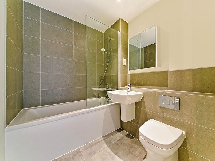 2 Bedroom Apartment To Rent In Weavers Yard, Newbury Newbury, RG14