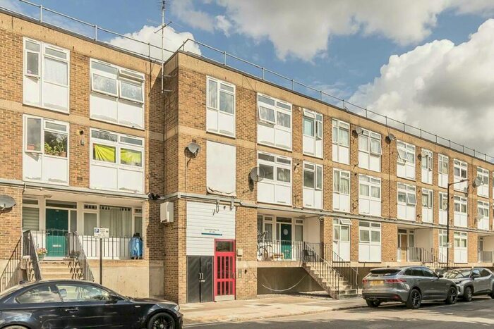 3 Bedroom Flat To Rent In Lorrimore Square, Kennington, SE17