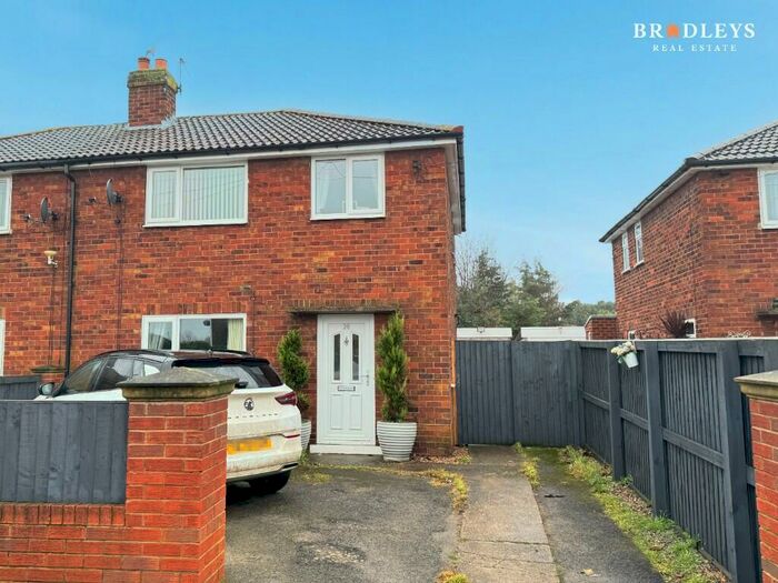 3 Bedroom Semi-Detached House For Sale In Manor Garth, Kellington, DN14