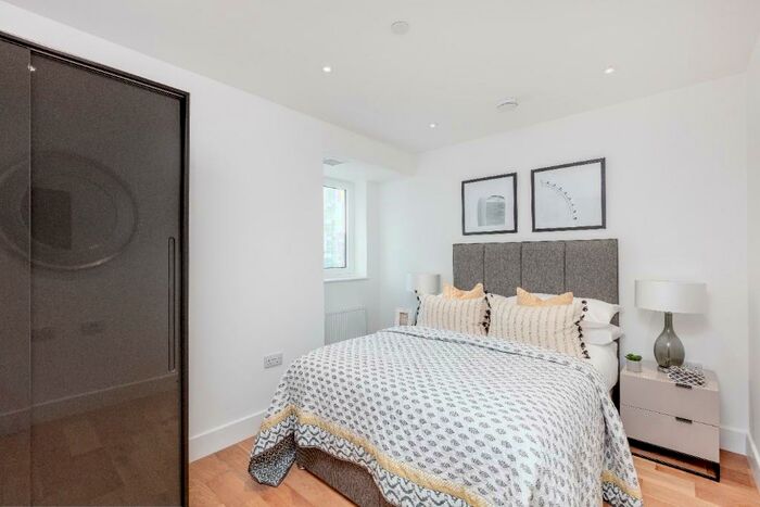 3 Bedroom Semi-Detached Bungalow To Rent In Clarendon Place, London, W2