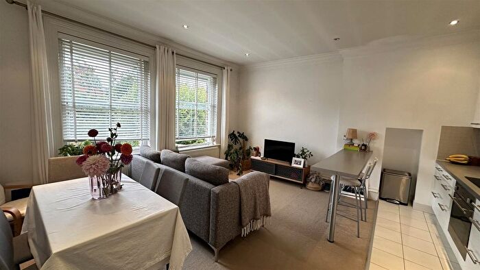 2 Bedroom Flat To Rent In Compayne Gardens, South Hampstead, NW6