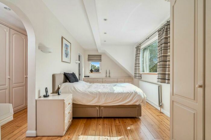 3 Bedroom Detached House For Sale In Woodside Close, Chalfont St Peter, Gerrards Cross, SL9