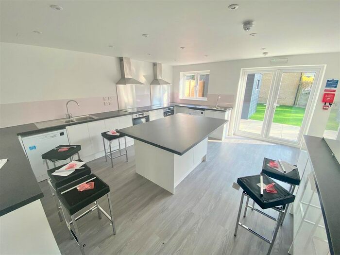 5 Bedroom Town House To Rent In Swasedale Road, Luton, LU3