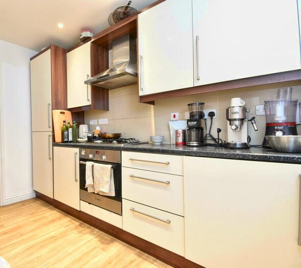 1 Bedroom Flat To Rent In Station Road, Redhill, RH1
