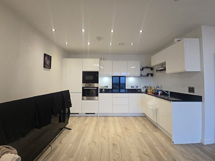 2 Bedroom Flat To Rent In Lakeside Drive, London, NW10