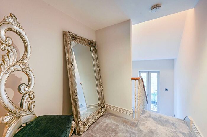 3 Bedroom Flat To Rent In Gunterstone Road, West Kensington, London, W14