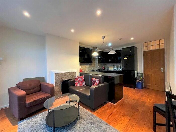 3 Bedroom Flat To Rent In The Market Place, Falloden Way, London NW11