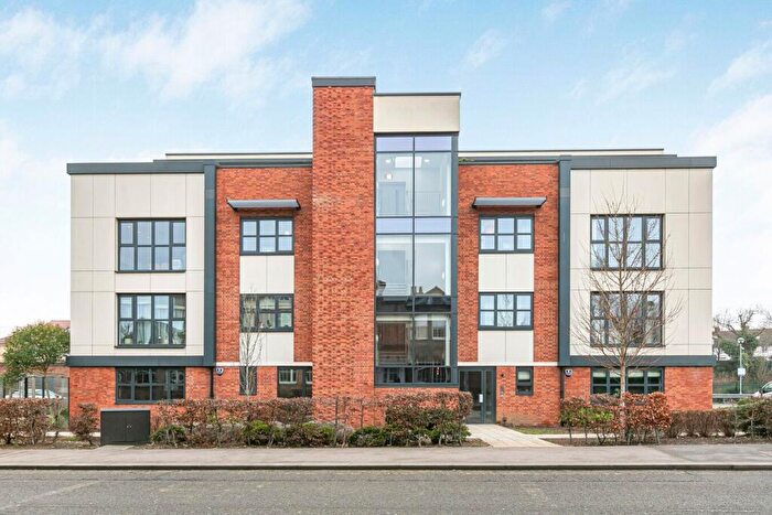 2 Bedroom Apartment For Sale In Great North Road, Hatfield, AL9