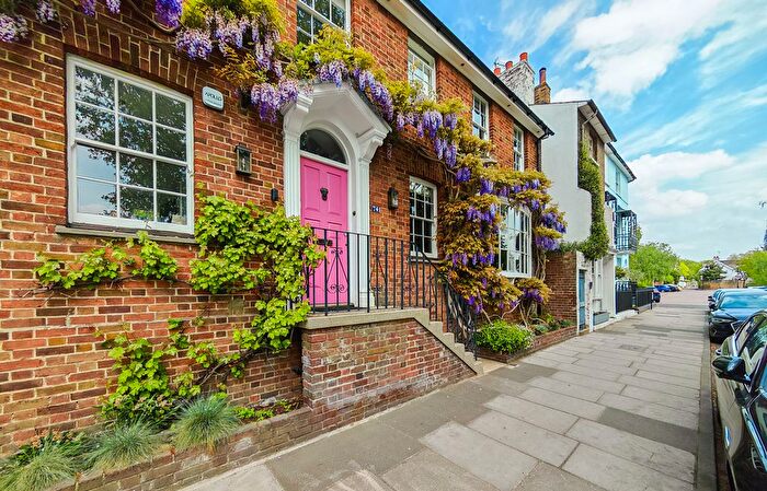 4 Bedroom Cottage To Rent In Kew Green, Richmond, TW9