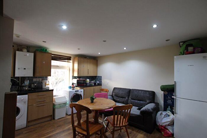 3 Bedroom Flat To Rent In Richards Street, Cardiff, CF24
