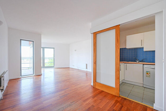 2 Bedroom Flat For Sale In Hutchings Street, Tower Hamlets, London, E14