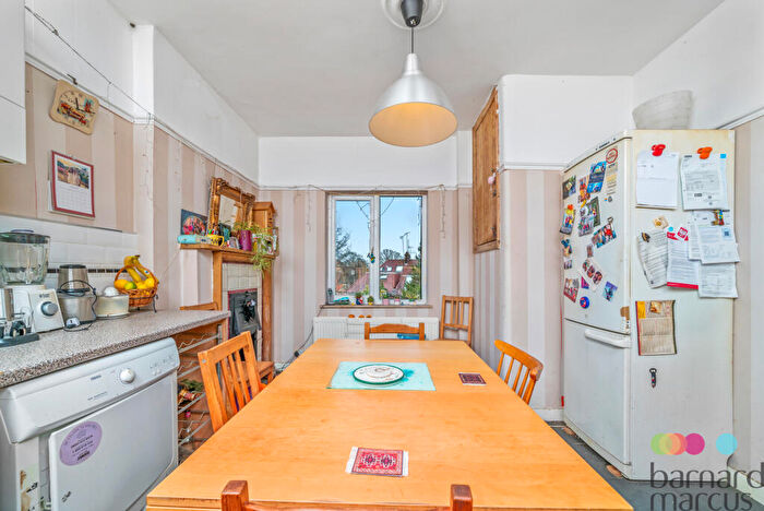 2 Bedroom Flat For Sale In Golders Way, London, NW11