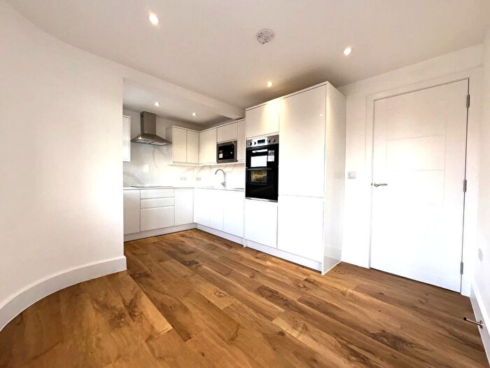 4 Bedroom Flat To Rent In Edgwarebury Lane, Edgware, HA8