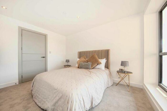 1 Bedroom Flat For Sale In High Street, Weybridge, KT13