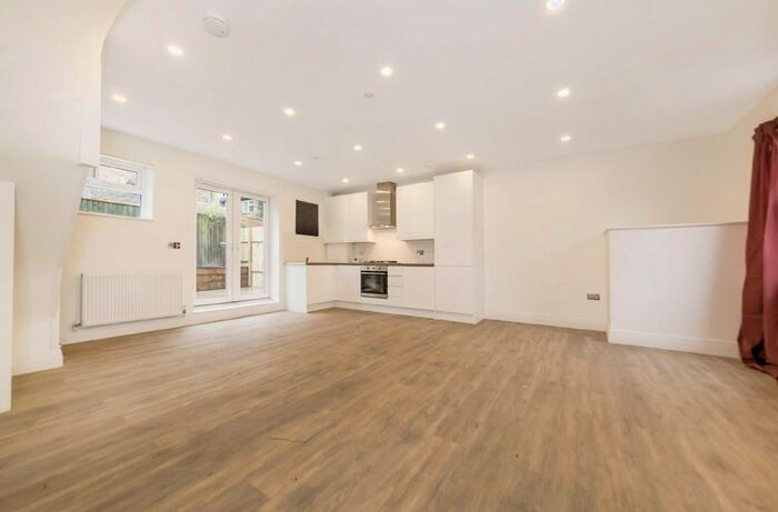3 Bedroom Flat To Rent In Church Lane, London, SW17
